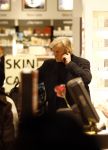 Schiphol 10 maart 2009
Rutger Hauer doet tax free inkopen op schiphol.
Peter Smulders bv