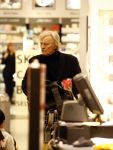 Schiphol 10 maart 2009
Rutger Hauer doet tax free inkopen op schiphol.
Peter Smulders bv