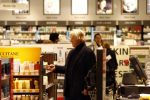 Schiphol 10 maart 2009
Rutger Hauer doet tax free inkopen op schiphol.
Peter Smulders bv