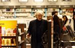 Schiphol 10 maart 2009
Rutger Hauer doet tax free inkopen op schiphol.
Peter Smulders bv