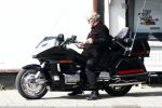 Amsterdam 21 april 2009
Rutger Hauer op zijn honda gold wing motor in amsterdam. Hij heeft een soort aanhanger achter zijn motor hangen en riookt heerlijk een sigaret.
Peter Smulders bv