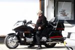 Amsterdam 21 april 2009
Rutger Hauer op zijn honda gold wing motor in amsterdam. Hij heeft een soort aanhanger achter zijn motor hangen en riookt heerlijk een sigaret.
Peter Smulders bv