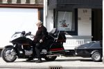 Amsterdam 21 april 2009
Rutger Hauer op zijn honda gold wing motor in amsterdam. Hij heeft een soort aanhanger achter zijn motor hangen en riookt heerlijk een sigaret.
Peter Smulders bv