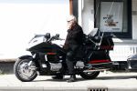 Amsterdam 21 april 2009
Rutger Hauer op zijn honda gold wing motor in amsterdam. Hij heeft een soort aanhanger achter zijn motor hangen en riookt heerlijk een sigaret.
Peter Smulders bv