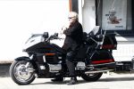 Amsterdam 21 april 2009
Rutger Hauer op zijn honda gold wing motor in amsterdam. Hij heeft een soort aanhanger achter zijn motor hangen en riookt heerlijk een sigaret.
Peter Smulders bv