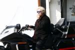 Amsterdam 21 april 2009
Rutger Hauer op zijn honda gold wing motor in amsterdam. Hij heeft een soort aanhanger achter zijn motor hangen en riookt heerlijk een sigaret.
Peter Smulders bv
