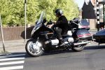 Amsterdam 21 april 2009
Rutger Hauer op zijn honda gold wing motor in amsterdam. Hij heeft een soort aanhanger achter zijn motor hangen en riookt heerlijk een sigaret.
Peter Smulders bv