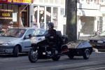 Amsterdam 21 april 2009
Rutger Hauer op zijn honda gold wing motor in amsterdam. Hij heeft een soort aanhanger achter zijn motor hangen en riookt heerlijk een sigaret.
Peter Smulders bv