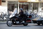 Amsterdam 21 april 2009
Rutger Hauer op zijn honda gold wing motor in amsterdam. Hij heeft een soort aanhanger achter zijn motor hangen en riookt heerlijk een sigaret.
Peter Smulders bv