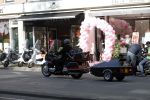 Amsterdam 21 april 2009
Rutger Hauer op zijn honda gold wing motor in amsterdam. Hij heeft een soort aanhanger achter zijn motor hangen en riookt heerlijk een sigaret.
Peter Smulders bv