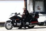 Amsterdam 21 april 2009
Rutger Hauer op zijn honda gold wing motor in amsterdam. Hij heeft een soort aanhanger achter zijn motor hangen en riookt heerlijk een sigaret.
Peter Smulders bv