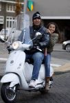 Amsterdam 12 november 2007
Ruud Gullit met zijn dochter Joelle op zijn vespa scooter.