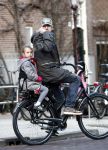 Amsterdam 15 januari 2009
Ruud de Wild met dochter Toy Travis en gsm op de fiets.
Peter Smulders bv