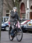 Amsterdam 15 januari 2009
Ruud de Wild met dochter Toy Travis en gsm op de fiets.
Peter Smulders bv