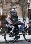 Amsterdam 15 januari 2009
Ruud de Wild met dochter Toy Travis en gsm op de fiets.
Peter Smulders bv