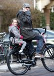 Amsterdam 15 januari 2009
Ruud de Wild met dochter Toy Travis en gsm op de fiets.
Peter Smulders bv