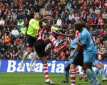 Eindhoven, 13 April 2008 Kampioenswedstrijd PSV-FC Twente, eindstand 1-1 Seizoen 2007/2008. PSV daardoor nog niet kampioen.
Sander Boschker redt voordat Alcides gevaarlijk kan worden