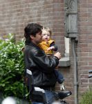 Amsterdam 27 mei 2008
Sander v d Laar met zijn zoontje Vince en India de dochtyer van Irene v d Laar op de fiets.
