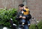 Amsterdam 27 mei 2008
Sander v d Laar met zijn zoontje Vince en India de dochtyer van Irene v d Laar op de fiets.