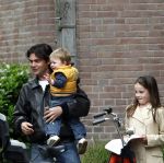 Amsterdam 27 mei 2008
Sander v d Laar met zijn zoontje Vince en India de dochtyer van Irene v d Laar op de fiets.