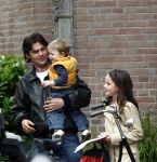 Amsterdam 27 mei 2008
Sander v d Laar met zijn zoontje Vince en India de dochtyer van Irene v d Laar op de fiets.