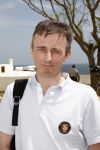 Praia da luz 3 mei 2008
Vandaag was het precies 1 jaar geleden dat Madeleine Mc Cann verdwenen is.  Ze sliepen toen in hotel ocean Club. Op deze dag was er een herdenkingsdiens in de kerk van het dorp. Familie, Michael Wright Sandy Cameron   waren aanwezig. Er waren veel cameraploegen en fotograven aanwezig.
Peter Smulders bv