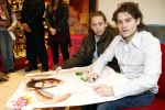 Amsterdam 12 maart 2008
Sascha Visser deelt handtekeningen uit.
Peter Smulders bv