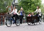 Amsterdam 11 augustus 2008
Beau v Erve Dorens en zijn vrouw Selly v Erven Dorens brengen met de bakfiets de kinderen naar school voor hun eerste schooldag na de vakantie.