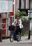 Amsterdam 11 augustus 2008
Beau v Erve Dorens en zijn vrouw Selly v Erven Dorens brengen met de bakfiets de kinderen naar school voor hun eerste schooldag na de vakantie.