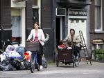Amsterdam 11 augustus 2008
Beau v Erve Dorens en zijn vrouw Selly v Erven Dorens brengen met de bakfiets de kinderen naar school voor hun eerste schooldag na de vakantie.