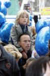 Amsterdam 28 april 2009
Wendy v Dijk opent etalage bij de bijenkorf met alle mickey Mouse oren voor aktie tbv doe een wens. Sem en haar broek Mike zijn erbij aanwezig.
Peter Smulders bv