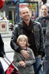 Amsterdam 28 april 2009
Wendy v Dijk opent etalage bij de bijenkorf met alle mickey Mouse oren voor aktie tbv doe een wens. Sem en haar broek Mike zijn erbij aanwezig.
Peter Smulders bv