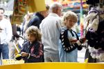 Blaricum 20 augustus 2008
Leontine Borsato met hoed en kinderen Luca en Senna Borsato op de kermis in Blaricum.  Schiettent