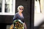 Amsterdam 27 september 2008
Simone Kleinsma met een bos bloemen.
Peter Smulders bv