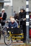 Amsterdam 17 november 2007
Susan Visser met kinderen in bakfiets.