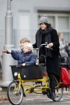 Amsterdam 17 november 2007
Susan Visser met kinderen in bakfiets.
