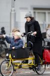 Amsterdam 17 november 2007
Susan Visser met kinderen in bakfiets.