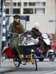 Amsterdam 22 november 2007
Susan Visser met zoontje en hondje op de bakfiets.
