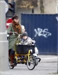 Amsterdam 22 november 2007
Susan Visser met zoontje en hondje op de bakfiets.
