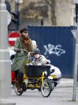 Amsterdam 22 november 2007
Susan Visser met zoontje en hondje op de bakfiets.