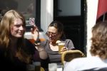 Amsterdam 21 april 2009
Suzanne Klemann drijkt biertje op terras.
Peter Smulders bv