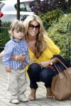 Uitgeest 3 juni 2008
Sylvie v d Vaart en zoon Damian komen thuis nadat papa Rafael vertrokken is met het Nederlands elftal naar Zwitserland voor het EK.