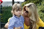 Uitgeest 3 juni 2008
Sylvie v d Vaart en zoon Damian komen thuis nadat papa Rafael vertrokken is met het Nederlands elftal naar Zwitserland voor het EK.