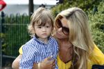 Uitgeest 3 juni 2008
Sylvie v d Vaart en zoon Damian komen thuis nadat papa Rafael vertrokken is met het Nederlands elftal naar Zwitserland voor het EK.