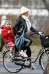 Amsterdam 12 november 2007
Tatum Dagelet met dochter Toy Travis op de fiets.