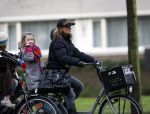 Amsterdam 19 januari 2009
Tatum Dagelet op de fiets met haar dochter Toy Travis.
Peter Smulders bv