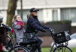 Amsterdam 19 januari 2009
Tatum Dagelet op de fiets met haar dochter Toy Travis.
Peter Smulders bv
