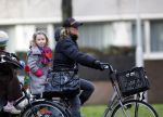 Amsterdam 19 januari 2009
Tatum Dagelet op de fiets met haar dochter Toy Travis.
Peter Smulders bv