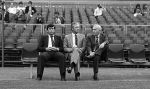 Rotterdam, 12 September 1981
Heel ontspannen voor de wedstrijd Feyenoord-PSV met een eindstand van 2-4
De trainer van Feyenoord, Vaclav Jezek met zijn assistent Clemens Westerhof en PSV trainer Thijs Libregts
Foto Peter Smulders BV