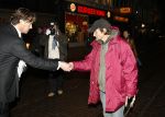 Amsterdam 22 januari 2009
Premiere Valkyrie in Tuschinski. Thom Hoffman geeft geld aan zwerver
Peter Smulders bv
